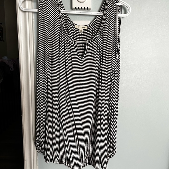 Long sleeve top! Black and white top - Picture 2 of 3